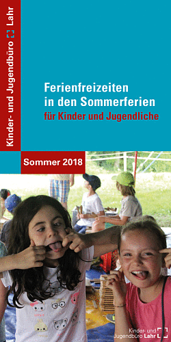 Das Bild zeigt den Titel des Flyers zu den Sommerfreizeiten mit zwei Mädchen, die Grimassen schneiden.