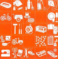 Aufkleber mit organgefarbenem Hintergrund. Darauf sind weiße Haushaltsgegenstände abgebildet wie Schlauchboot, Zelt, Dampfreiniger, Drache, Fahrrad, Anhänger, Raclette oder Fondue, Geschirr, Werkzeug, Malersachen, Waffeleisen, Mixer, Lastenfahrrad...