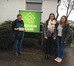 Vor einem grünen Schild mit Aufschrift Tierheim stehen von links nach rechts Katja Spirgatis vom Tierheim Lahr und die städtischen Azubis Sabrina Maier und Anika Himmelsbach 