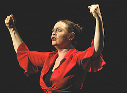 Neujahrsempfang der Stadt Lahr: Im Abendprogramm sang Sabine Fischmann. In schwarzem Kleid mit rotem Bolero gekleidet. 