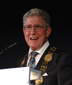 Neujahrsempfang der Stadt Lahr:
Oberbürgermeister Dr. Wolfgang G. Müller mit Amtskette am Rednerpult.