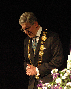 Neujahrsempfang der Stadt Lahr:
Oberbürgermeister Dr. Wolfgang G. Müller mit Amtskette am Rednerpult, verbeugend.