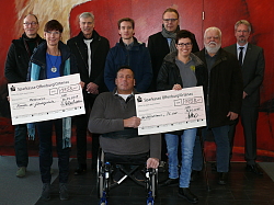 Gruppenbild mit den Verantwortlichen der Lichtblicke-Spendenaktion Lahr und den Vereinen mit Spendenscheck.