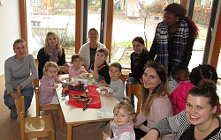 Eltern und Kinder in der Krippe der Kita Sankt. Peter und Paul zusammen mit der zusätzlichen Fachkraft für Sprache, Gudrun Marrek (hintere Reihe, dritte von links), 