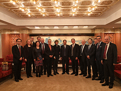 Das Foto zeigt die Teilnehmer des Gesprächs. Sie stehen im Halbkreis. In der Mitte der Botschafter, rechts von ihm OB Dr. Müller. 