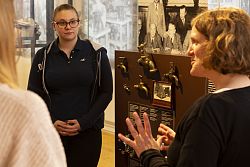 Das Bild entstand bei einer Führung im Stadtmuseum und zeigt eine interessierte Besucherin zusammen mit der Stadtführerin