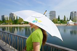 Eine Dame präsentiert einen LGS-Schirm auf dem Steg des LGS-Sees. 