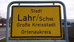 Großaufnahme vom Ortsschild Lahr