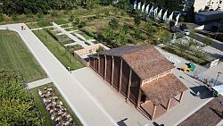Das Foto zeigt das Streifenhaus in der Römeranlage auf dem Gelände der Landesgartenschau