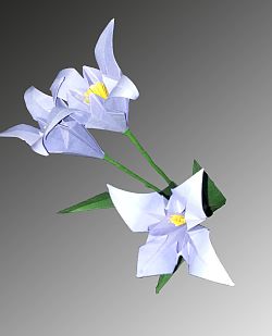 Das Foto zeigt die Großaufnahme einer Origamiblüte mit drei Knospen