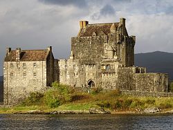 Das Foto zeigt "Eilean Donan Castle", eine Burg in einer Bucht in den Highlands