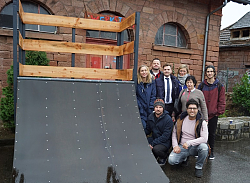 Die Stadt Lahr hat eine Spende der BBBank bekommen. Die Beteiligten stehen neben der neuen Rampe, dick vermummt. 
hinten v.l.n.r. Ingrid Schatz (Lahrer Tafel), Heiko Heimburger (Schlachthof), Fabian Huber (Filialleiter BBBank Lahr), Senja Töpfer (Leitung des Amtes für Soziales, Schulen und Sport), Renate Hofsäß (Aktion Treffpunkt), Dias Aslan (Skater) 
vorne v.l.n.r. Fabian Surbar (kaiserstuhlramps), Taner Demiralay (Schlachthof)
