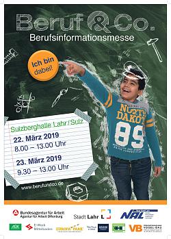 Plakat Berufsinformationsmesse von Beruf & Co. zeigt Jungen dem eine Busfahrermütze aufgezeichnet wurde