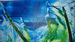 Das Bild in Encaustik Technik zeigt eine Wasserlandschaft in Grün- und Blautönen