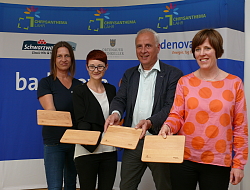 Auf dem Bild stehen von links Claudia Roggisch (schwarzwaldradio), Melanie Kasper, Dr. Roland Weis (badenova) und Martina Mundinger vom Stadtmarketing Lahr.&#13;&#10;Sie halten das Vesperbrett in die Kamera und stehen vor einer blauen Pressewand, oben mit dem Chrysanthemalogo verziert.