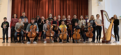 Die Preisträger und Lehrer der Städtischen Musikschule der Stadt Lahr gruppieren sich auf der Bühne des Konzertsaals mit Instrumenten zum Gruppenbild. 