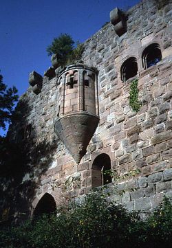 Das Bild zeigt den Kapellenerker Burg Landsberg am. Odilienberg.