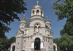 Großaufnahme der Kirche in Riga, ein großes weißes Gebäude