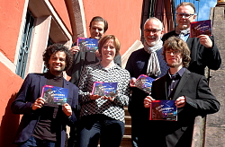 Die Verantwortlichen des Lahrer Kultursommers 2019 haben sich gemeinsam mit den Projektpriesträgern auf der Treppe des Alten Rathauses gruppiert. &#13;&#10;&#13;&#10;Von links nach rechts stehen: &#13;&#10;William Sánchez, Szene 2WEI,Kulturamtsleiter Gottfried Berger, Martina Mundinger, Stadtmarketing Lahr, Projektkoordinator Christof Fischer-Rimpf, Jörg Beese, Szene 2WEI, und Erster Bürgermeister Guido Schöneboom. 