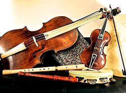 Das Bild zeigt verschiedene Barockinstrumente wie Blockflöten, Tamporin, Geige und Cello. 