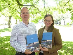 Zu sehen sind Manfrag Kaiser, Leiter der Stabsstelle Umwelt Lahr, gemeinsam mit der neuen Klimaschutzmanagerin Madeleine Meinhardt. Sie stehen im Innenhof des Rathauses und halten die Infobroschüre zum Thema Klimaschutz in der Hand.