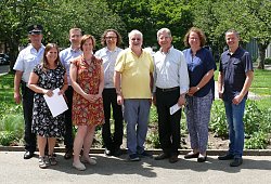 Auf dem Gruppenfoto anlässlich der Pressekonferenz Stadtfest, Fest der Kulturen und Vis-à-Vis Fest von links nach rechts, Felix Neulinger, Leiter des Polizeireviers Lahr; Lucia Vogt, Leiterin der Abteilung Öffentliche Sicherheit und Ordnung bei der Stadt Lahr; Wolfgang Bumann, SWEG Betriebsleiter; Martina Mundinger; Stadtmarketing Lahr, Thomas Happersberger, Leiter der Feuerwehr Stadt Lahr; Günther Endres, vom Freundeskreis Flüchtlinge Lahr, Oberbürgermeister Dr. Wolfgang G. Müller; Friedericke Ohnemus, Leiterin der Abteilung Ratsangelegenheiten, Öffentlichkeitsarbeit und Stadtmarketing der Stadt Lahr; Andreas May, Abteilung Kinder, Jugend, Familien und Senioren der Stadt Lahr