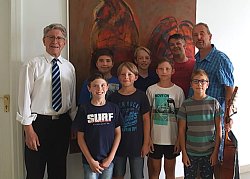 Sechs Jungs der Bubenjungschar der Liebenzeller Gemeinde mit den Jungscharleitern Günter Baumann und Christophe Bellevallé und OB Dr. Müller.