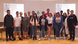 Gruppenbild im Gemeinderatssaal aller beteiligten Schüler