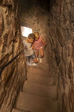 Das Bild zeigt Kinder die im Turm des Storchenturms die Treppe empor gehen