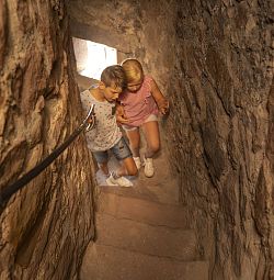 Zu sehen sind zwei kleine Kinder,Mädchen und Junge, die die Treppe im lahrer Storchenturm hinauf gehen