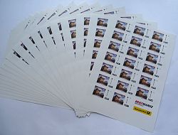 Ein Fächer der Briefmarken liegt auf einem Tisch. 