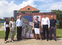 Der OB der Stadt Lahr seht mit Ulrike Karl und Elke Oberg und drei Vertretern der Stadt Foshan vor einer Plakatwand, die das Projekt Lahr - Foshan zeigt. 