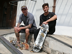 Zu sehen sind Marco Müller und Diar Aslan (von links) im Skaterpark des Schlachthof Jugend &#38; Kultur. Sie sitzen auf einer Rampe mit Skateboards in der Hand.