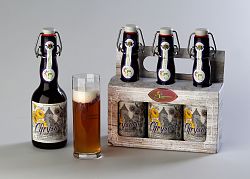 Das Bild zeigt eine Flasche des Chrysanthemen-Bieres, das Dreiergebinde sowie eine ein volles Chrysantus-Bierglas 