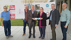 Oberbürgermeister Dr. Wolfgang G. Müller erhält den Eine-Welt Staffelstab von Dagmar Große. Von links nach rechts sind zu sehen: Ludwig Hillenbrand, Heinz Siebold, Oberbürgermeister Dr. Wolfgang G. Müller, Dagmar Große, Bürgermeister Tilman Petters und Heinz-Dieter-Ritzau.