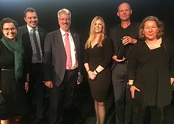 Bei der Preisverleihung des Badischen Architekturpreises, von links: Maria Göppert, Tobias Eckert (beide Gebäudemanagement Stadt Lahr), Bürgermeister Tilman Petters, Silke Kabisch (Gebäudemanagement Stadt Lahr), Stephan Eberding und Stefanie Eberding (se/arch Architekten Stuttgart)&#13;&#10;