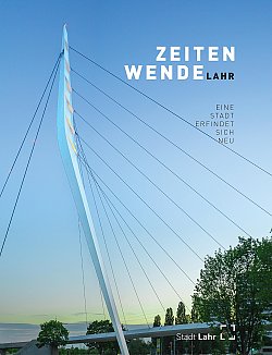 Das Bild zeigt die Titelseite des Buchs "Zeitenwende Lahr". Darauf ist die markante Ortenaubrücke mit ihrem Pylon zu sehen.