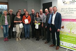 Das Foto zeigt von links nach rechts:&#13;&#10;Rita und Gerhard Willeke (1. Preis); Sabine und Wilfried Rothmann (1.Preis); Anette und Albert Birnbaum (2. Preis); Dr. Walter Caroli (Jury NABU); Doris Hurst (3.Preis); Richard Sottru (Jury Stadt Lahr); Ulrich Sand (Jury BUND); Bürgermeister Tilman Petters, Mathias Galm (Projektpartner Volksbank Lahr).&#13;&#10;