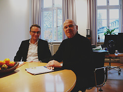 Das Foto zeigt OB Markus Ibert am Besprechungstisch mit dem Bürger Jürgen Schmidt