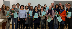 Gruppenbild mit allen Teilnehmer der Schulung mit Urkunde und Blümchen. 