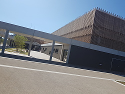 Das gebäude von außen, markant mit seiner Holvertäfelung.