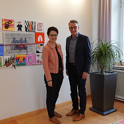Zu sehen sind landtagsabgeordnete Marion Gentges und OB Markus Ibert im OB-Büro.