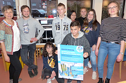 Bild von links nach rechts: Karin Brixel, Stadt Lahr, Benjamin Schwendemann, 3D-Drucker Konstrukteur, Schüler der Friedrichschule und des Max-Planck-Gymnasiums, Christine Winschuh. Lehrerin, im Hintergrund der 3D-Drucker