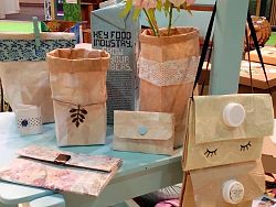 Alte Papiertüten wurden umgestaltet zu Taschen und Blumenübertöpfen. 