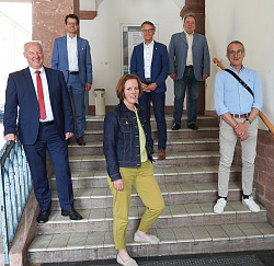 Auf dem Bild haben sich auf der Treppe zum Rathaus 2 mit Abstand folgende Personen von links posiert, die alle lächelnd in die Kamera schauen: Klaus Bühler, Sparkasse Offenburg/Ortenau Bereichsdirektor Markt Lahr, Peter Rottenecker, Volksbank Lahr eG, Martina Mundinger, Leitung Sachgebiet Stadtmarketing Stadt Lahr, Oberbürgermeister Markus Ibert, Andreas Faißt, Vorsitzender DeHoGa Kreisstelle Lahr, Michael Schmiederer, Werbegemeinschaft Lahr