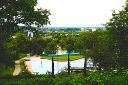 Das Foto zeigt das Terrassenbad mit zwei Becken und im Hintergrund die Stadt Lahr