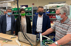 von links nach rechts stehen  Geschäftsführer Georg Eichner, Prokuristin und Werkstattleitung Melanie Gronert, Oberbürgermeister Markus Ibert, Gruppenleitender Udo Brandt&#13;&#10;&#13;&#10;stehen mit Masken in einer Produktionshalle und Herr Brandt erklärt die Arbeitsschritte