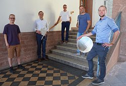 bei den Eingangstreppen zu Rathaus 2 in Lahr stehen nach der Pressekonferenz zur Vorstelleung des LoRaWan Jonas Fehrenbach, Robin Grey, OB Markus Ibert, Peters Kees, Jacob Crone
