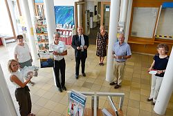 Das Bild ist im Foyer der Mediathek gemacht worden und zeigt Mitglieder der Stiftung Bürger für Lahr sowie Mitarbeiterinnen der Mediathek. Sie stehen mit genügend Abstand im Halbkreis. 