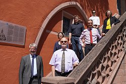 Auf der Außentreppe am Alten rathaus in Lahr stehen von links nach rechts: Bürgermeister Tilman Petters, Ltd. Ministerialrat Ralph König (Ministerium), Sonja Ungericht (Ministerium), Oberbürgermeister Markus Ibert, Oberamtsrat Frank Wallat (RP Freiburg), Ltd. Regierungsdirektorin Jutta Pollich (RP Freiburg), Arun Gandbhir (STEG)